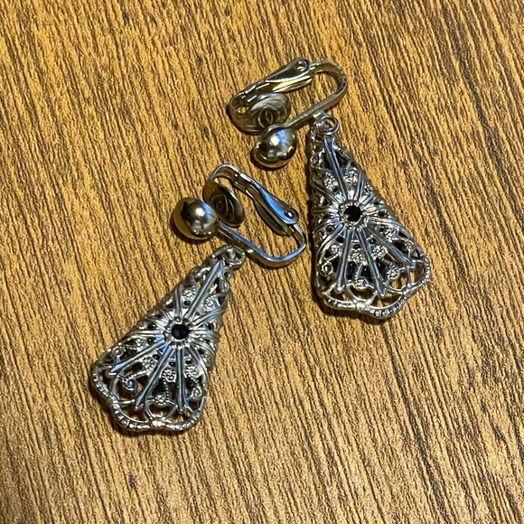 Vintage Sterling and onyx jewelry pairing. Beaded necklace with wired floral - Picture 3 of 4